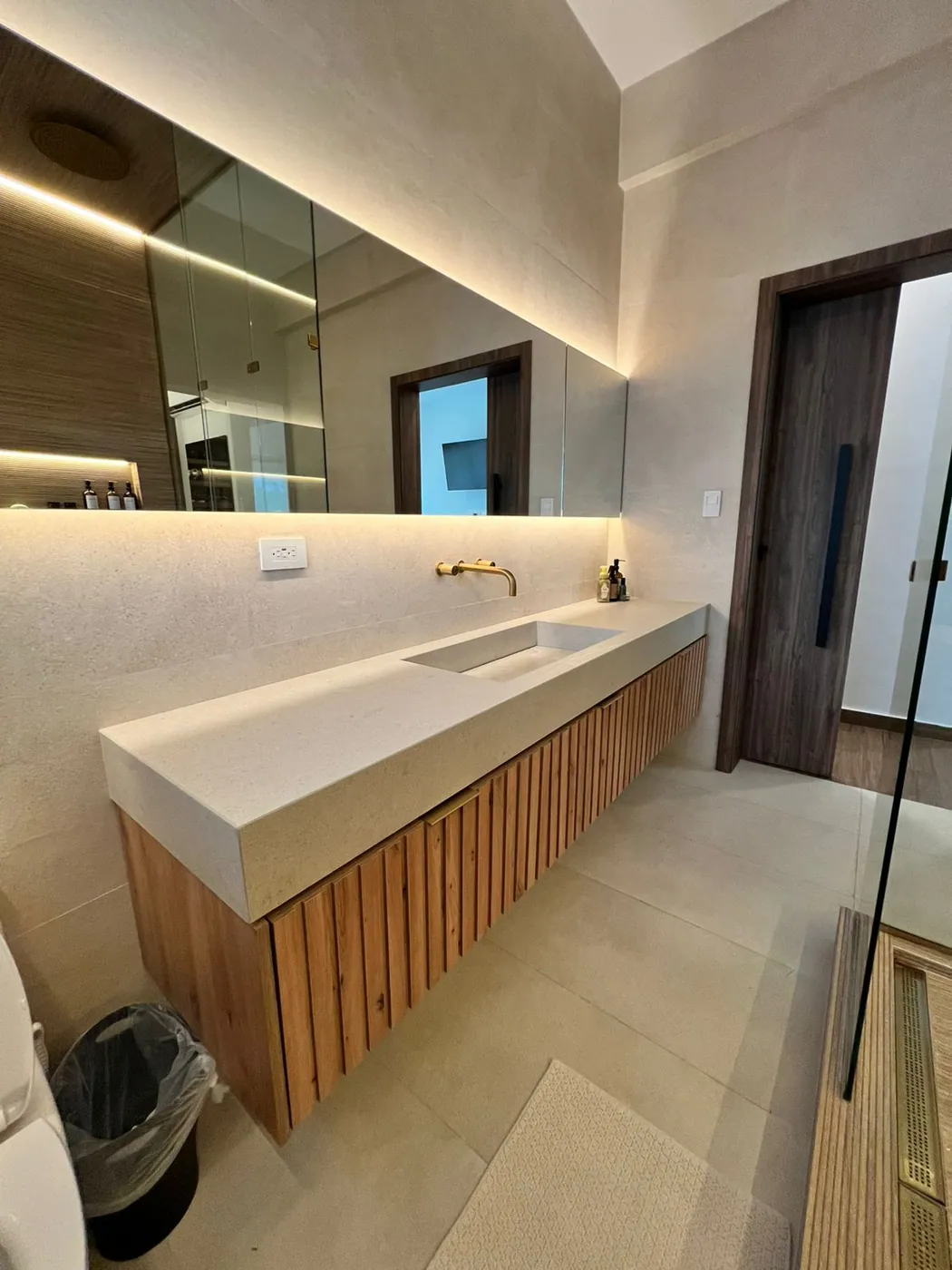 Vanitorio con listones de madera