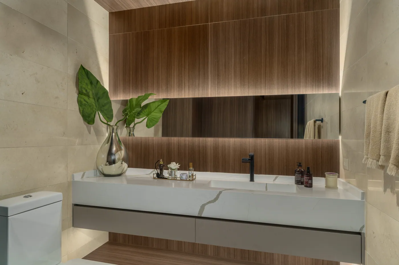 Baño con vanitorio flotante y panel de madera