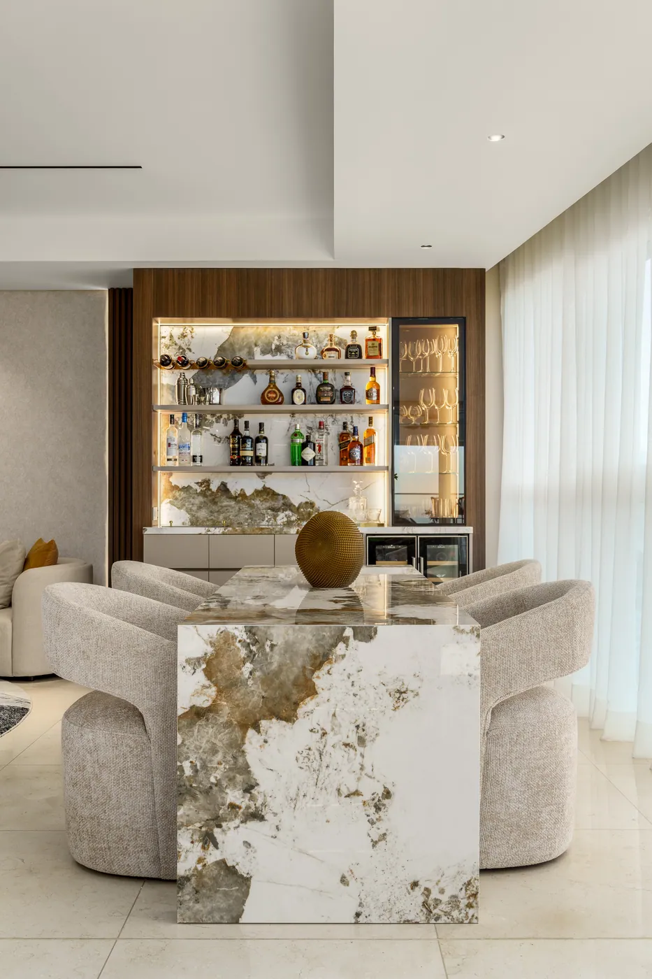 Mueble bar con vitrina y repisas iluminadas