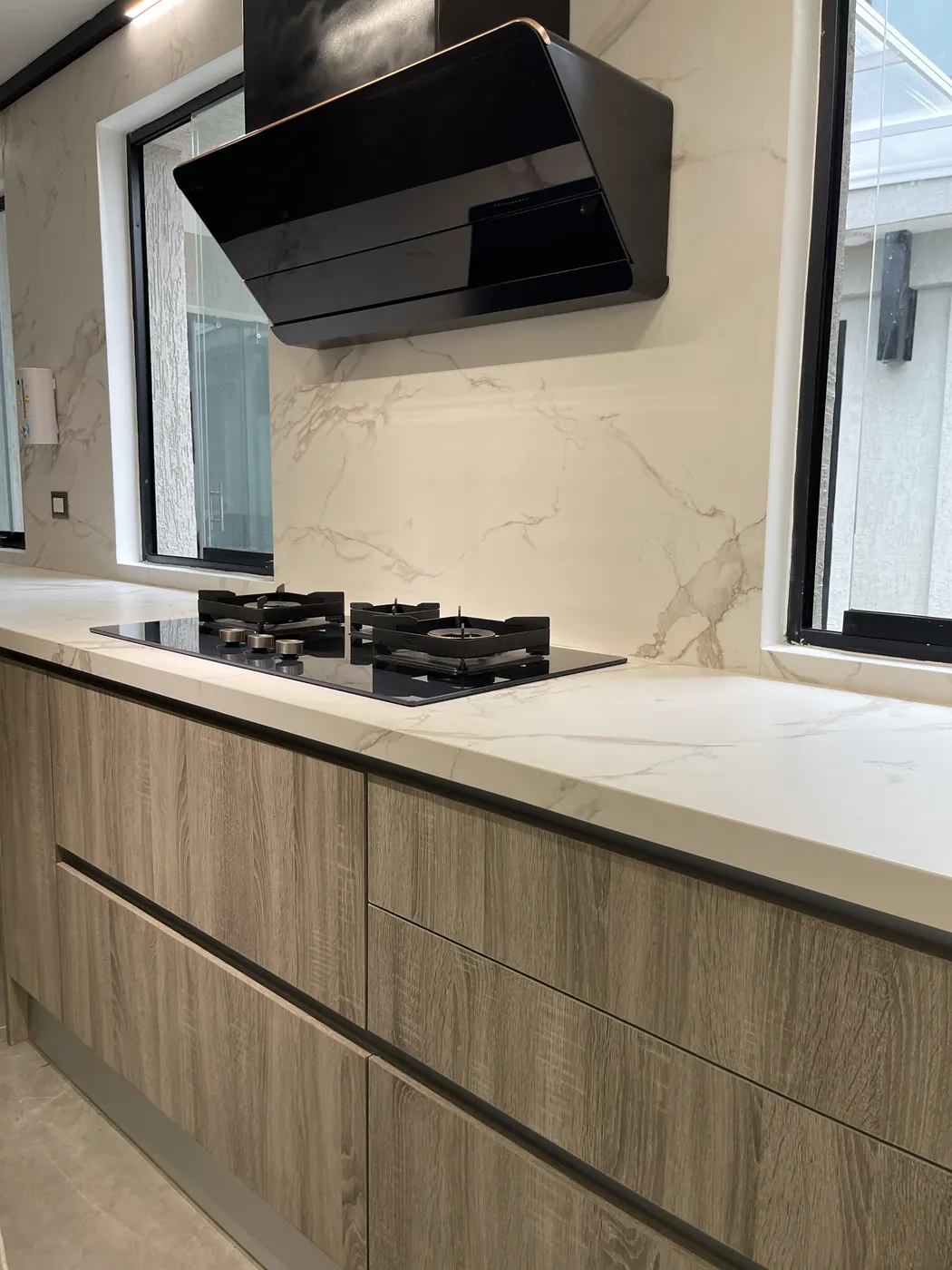 Cocina con gabinetes en madera y mesón claro