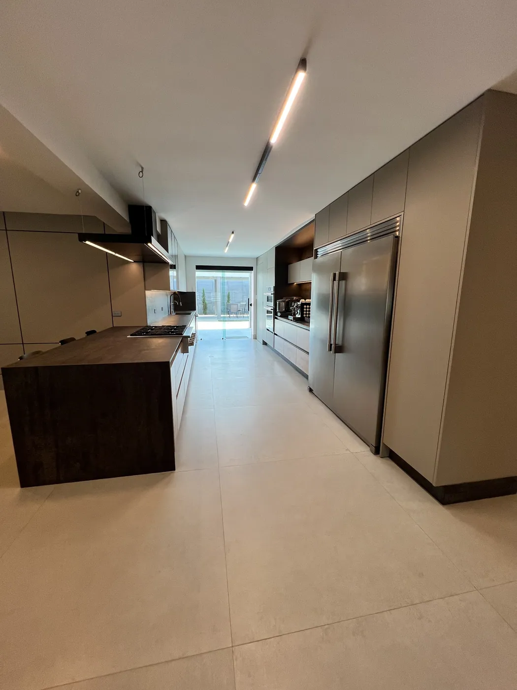 Cocina lineal con gabinetes a medida