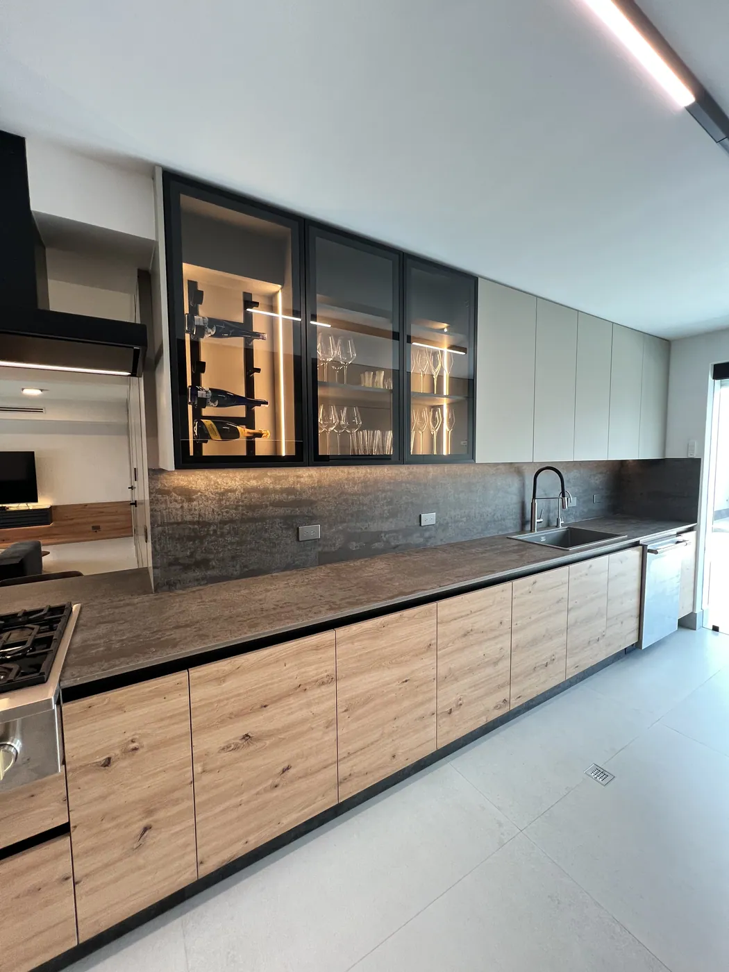 Cocina con gabinetes en madera y vitrina