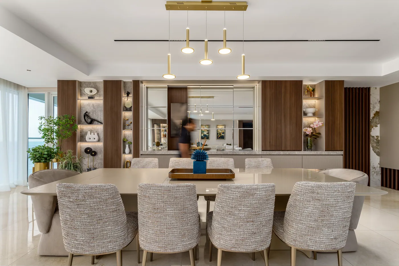 Comedor con lámparas colgantes y mueble a medida