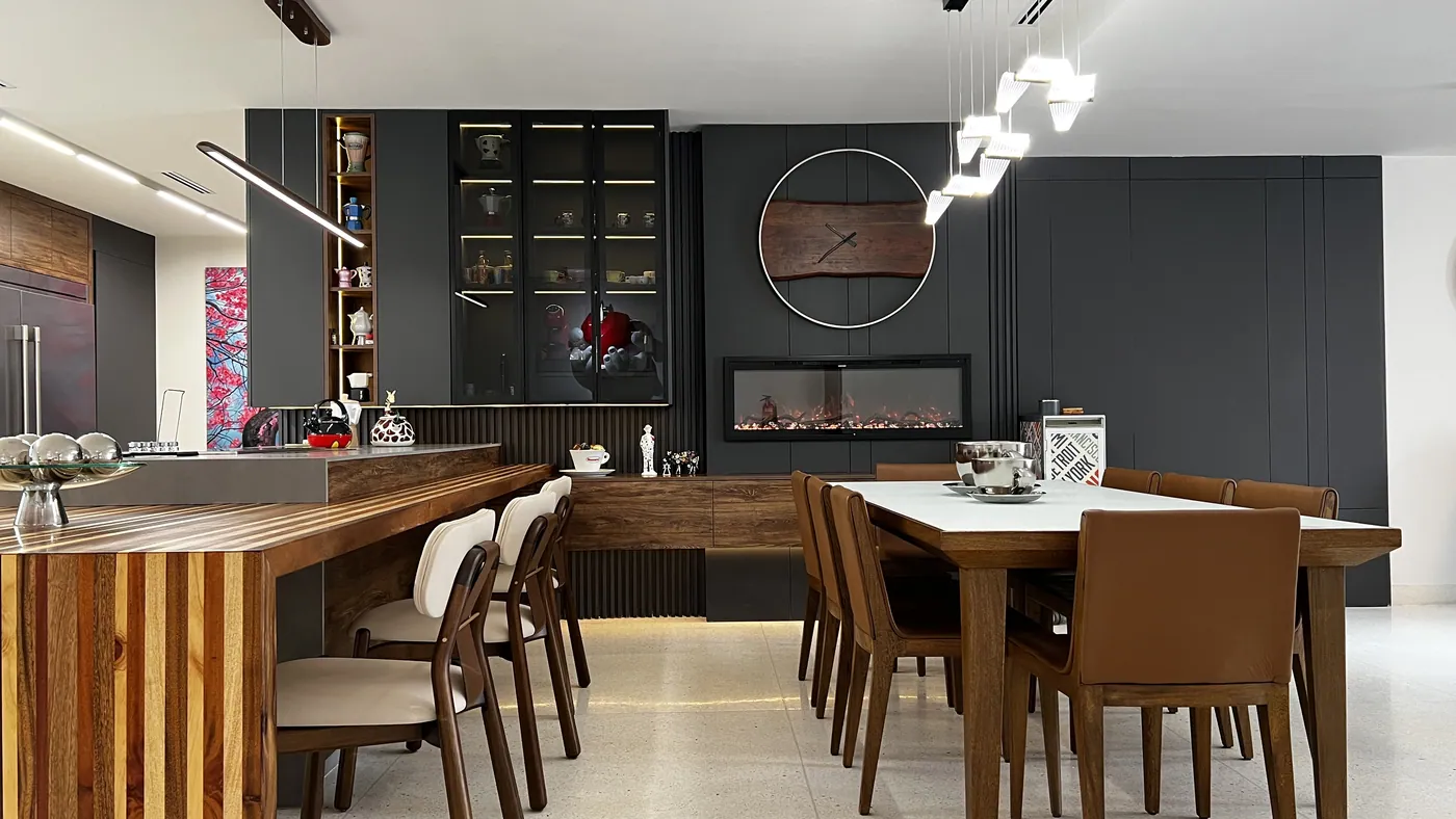Comedor con barra en madera y vitrina