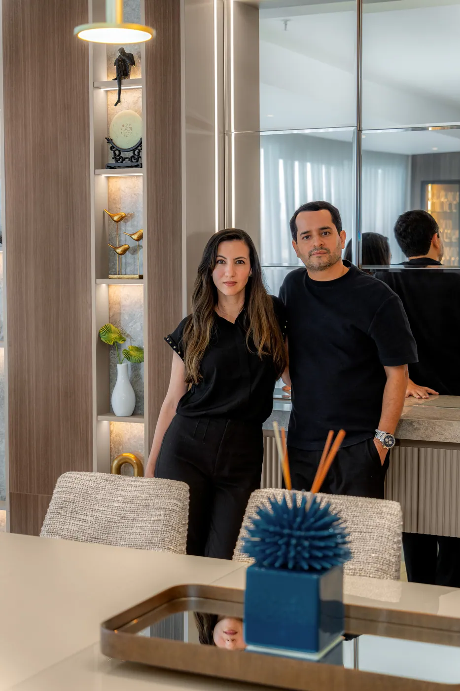 Equipo de Boceto junto a un mueble bar a medida