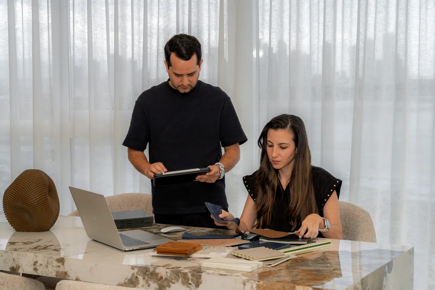 Equipo de Boceto revisando muestras de materiales