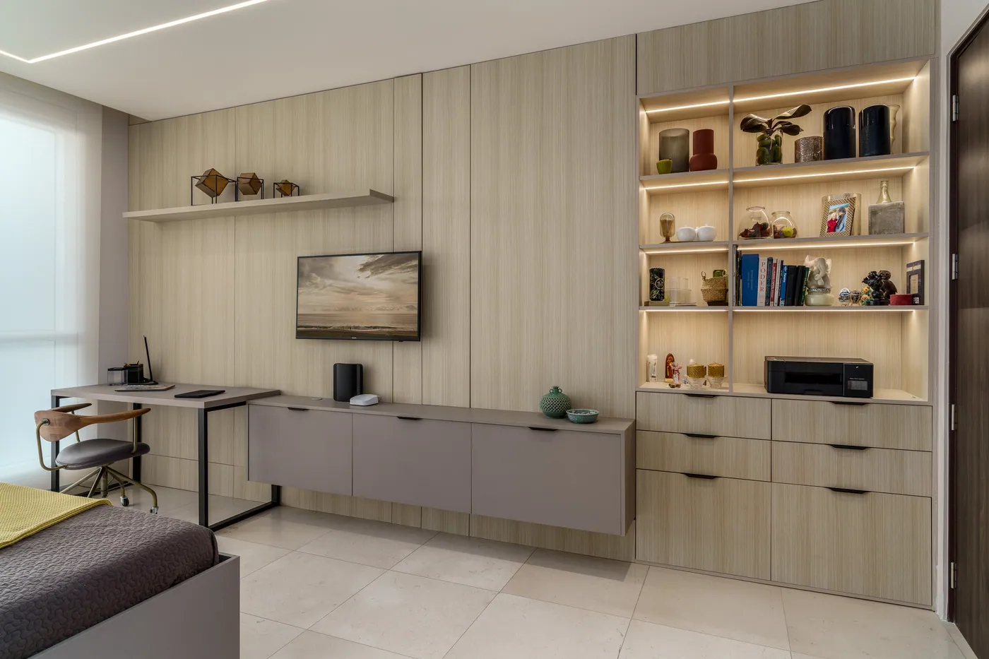 Habitación con escritorio y mueble de pared