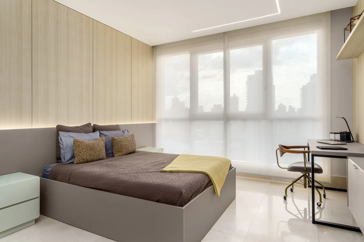 Habitación con cama y escritorio a medida