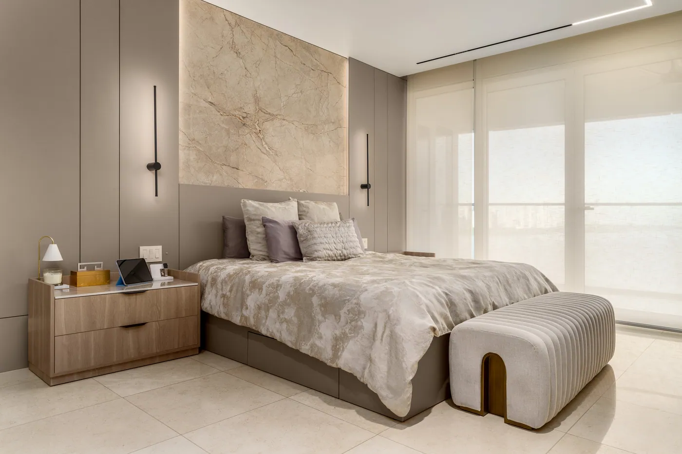 Habitación principal con cabecero de mármol