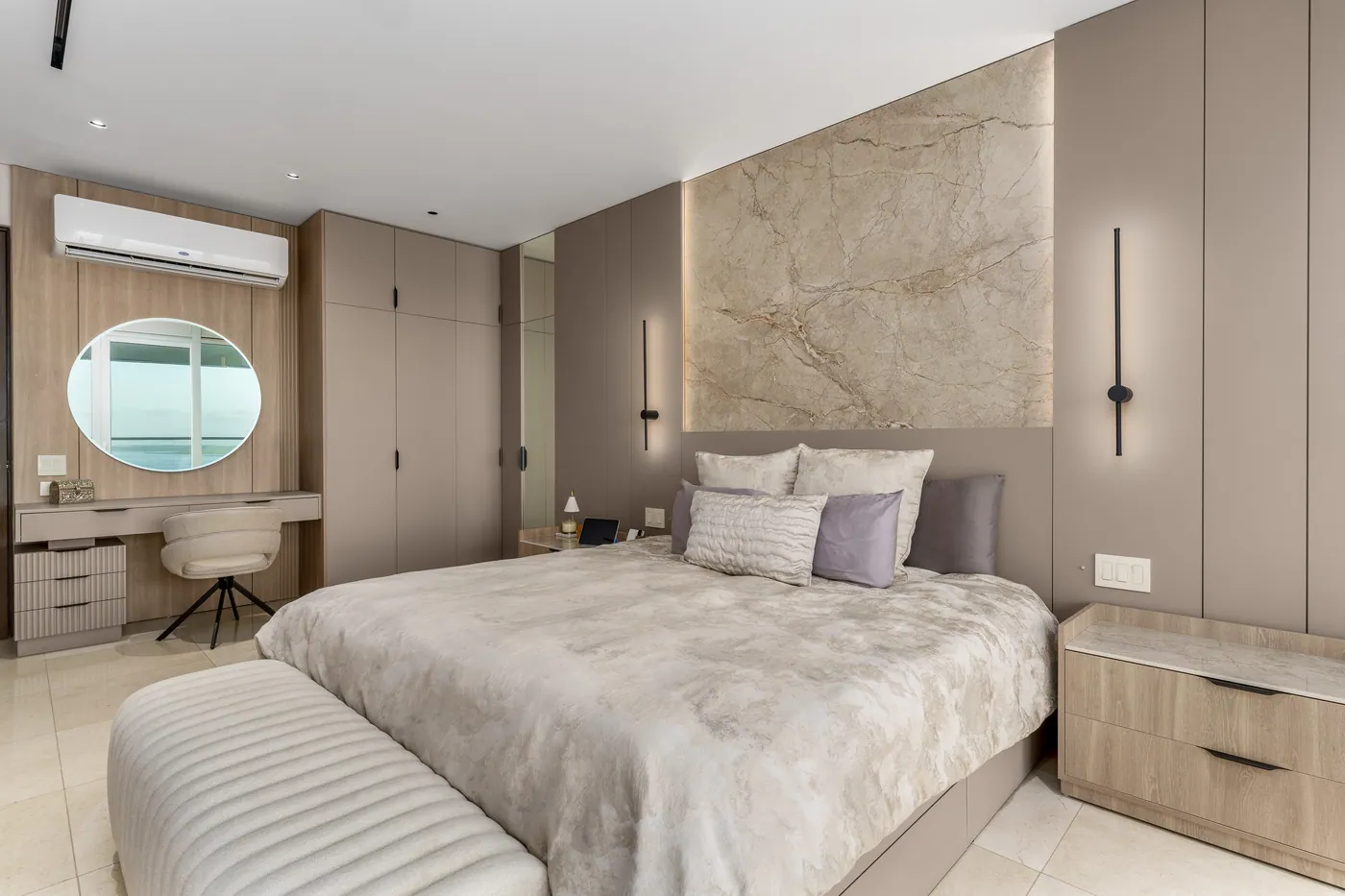 Habitación principal con tocador y clóset