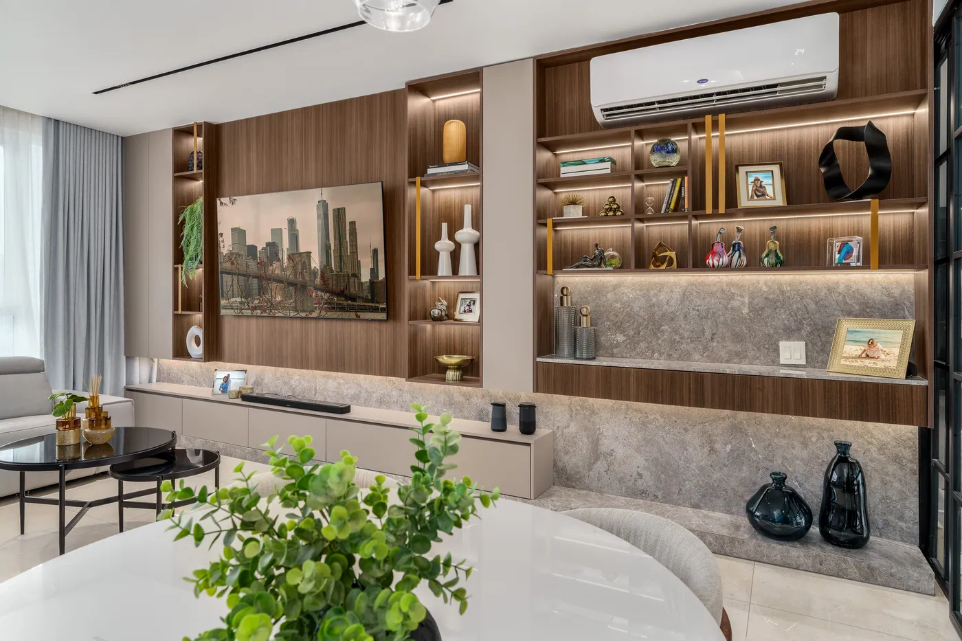 Sala con mueble de pared iluminado