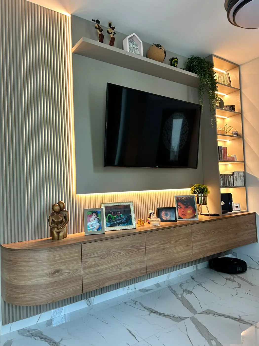 Mueble de TV con listones e iluminación