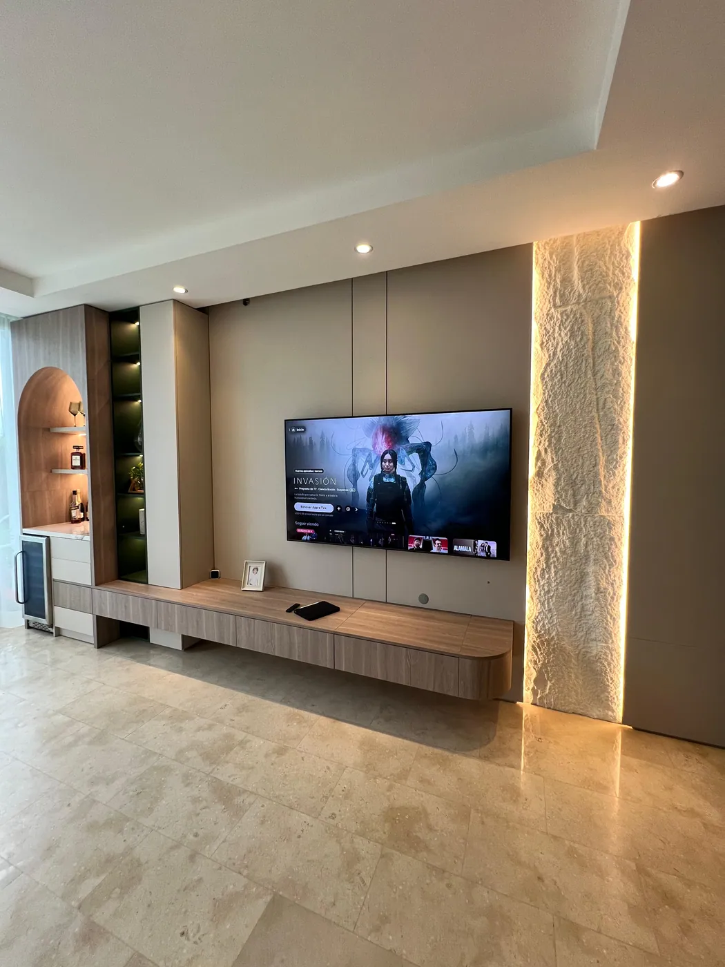 Mueble de TV flotante con panel iluminado