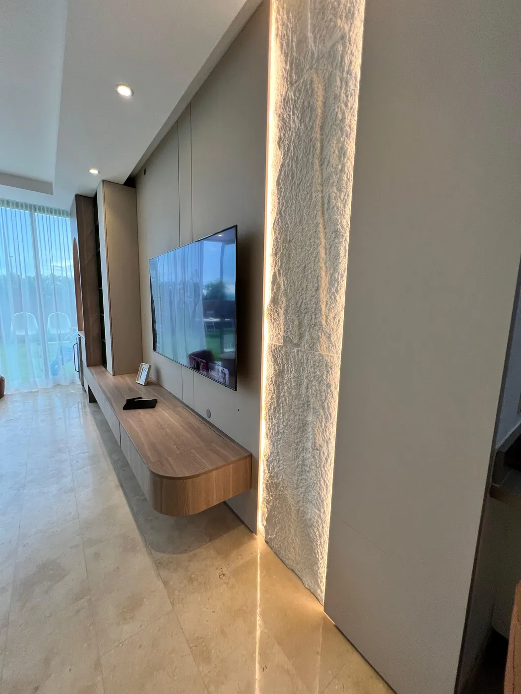 Mueble de TV flotante en madera