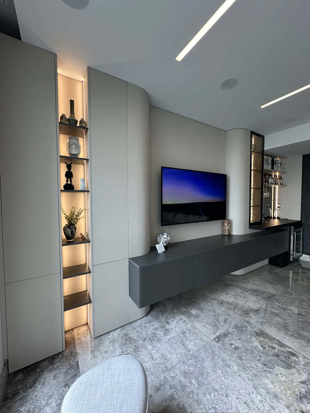 Mueble de TV con repisas iluminadas