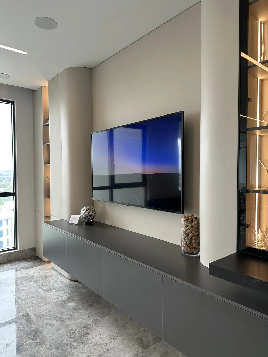 Mueble de TV flotante en tono oscuro