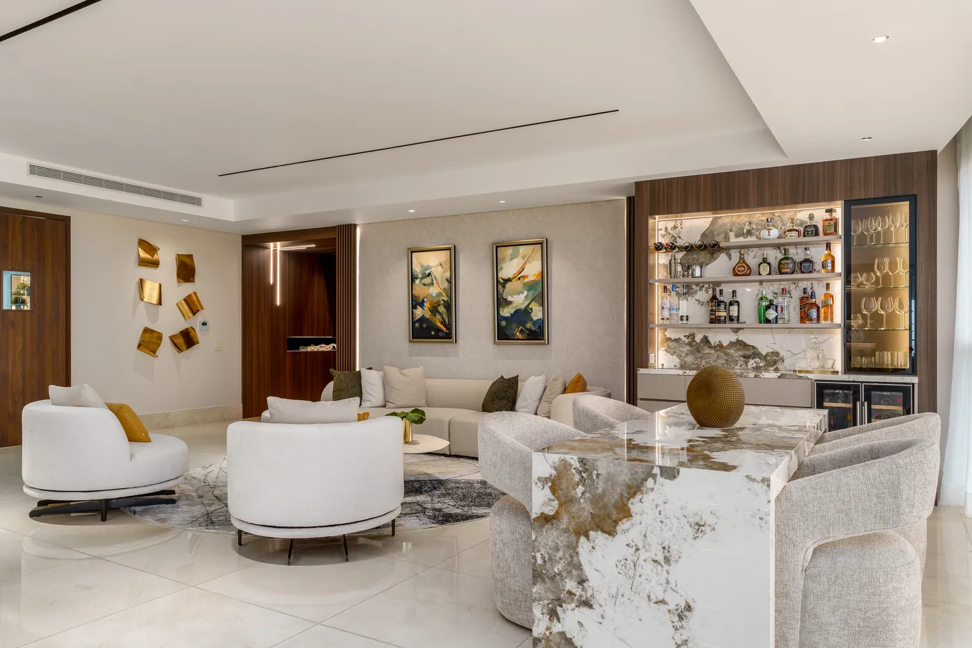 Sala con mueble bar a medida y mesón de mármol